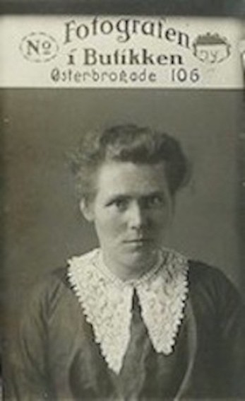 Ungdomsbillede af Sigridur. Edvard Emils anden hustru. Født på Island. Sendt med en fostermoder til København da hun er 6 år. År ca. 1900
