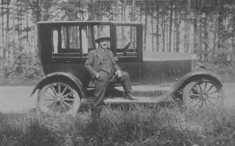 En stolt Emil Fischer (Villy Emil Christian) ved en af datidens vidundere. Efter sigende er bilen lånt eller lejet. År ca. 1930
