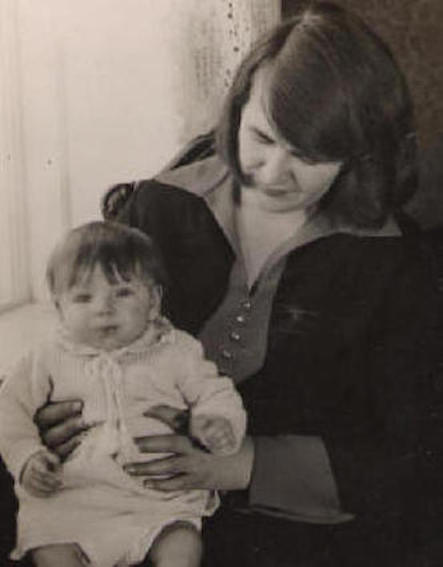 Andrea med Margit. År ca. 1933