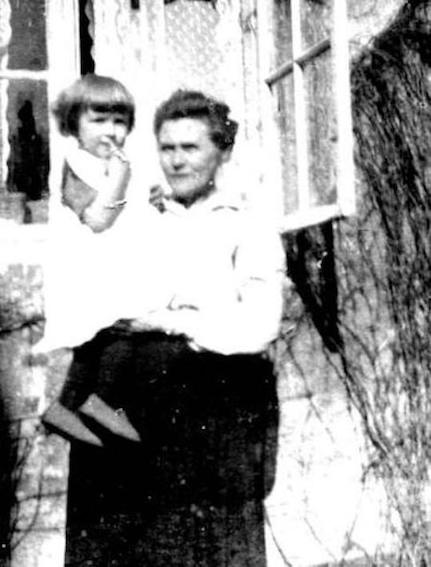 Sigridur med Birthe. År ca. 1933