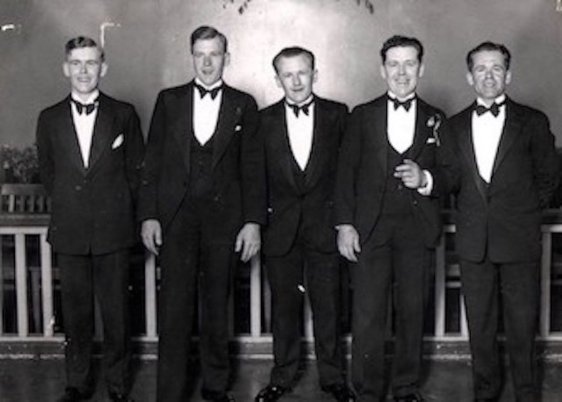 Philip Drengene. Sandsynligvis Edvard Emil sen. 70 års fødselsdag 1934. Fra venstre: Lille Edmund, Holger, Orla, Robert og Svend.
