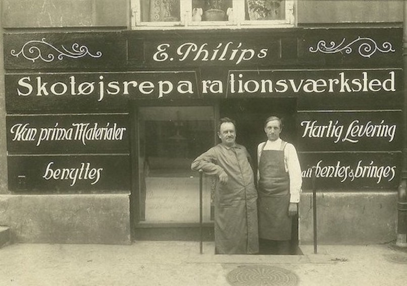 Edvard Emil senr. med sin svigersøn Svend Aage Mortensen i indgangen til sin skomagerbutik på Østerbro, vistnok Viborggade en gang i 30'erne.