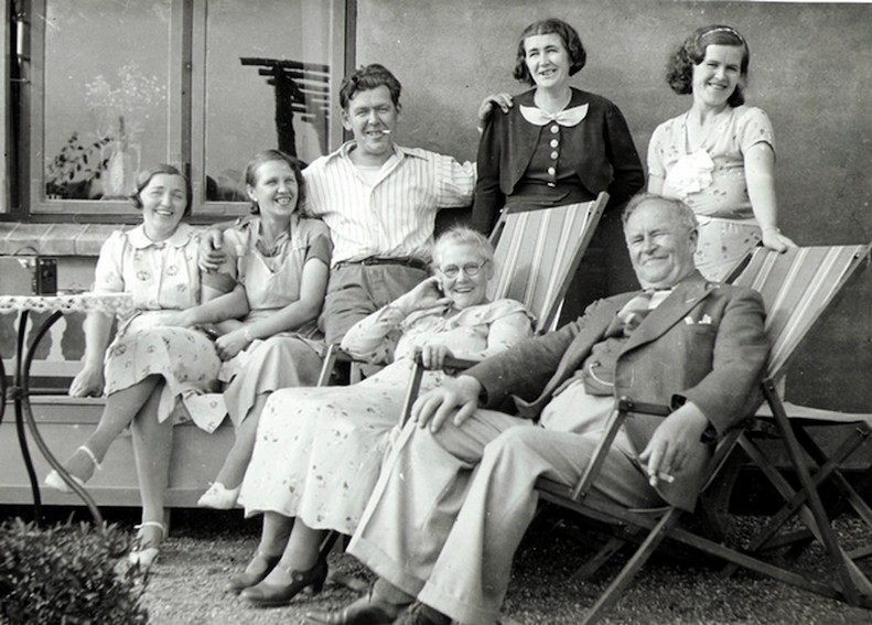 I et sommerhus. Fra venstre: Mie, en ukendt dame, Robert Andrea og Ellen. I forgrunden: Sigridur og Eduard Emil sen. År ca. 1943.