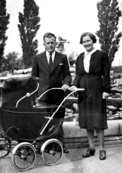 Gulli og Orla foran Gefion Springvandet ved Esplanaden sandsynligvis med Preben i barnevognen. År ca.1943.