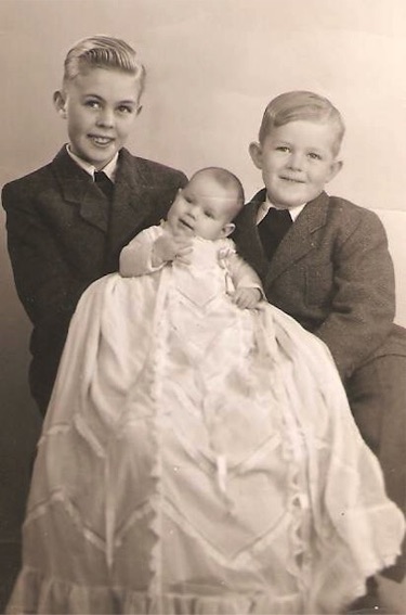 Erik Torsfelts dåb på skødet af brødrene Erling og Ejvind i efteråret 1946