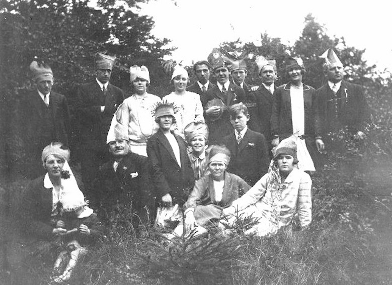 Familien på skovtur. Bemærk de sjove hatte. År ca. 1946