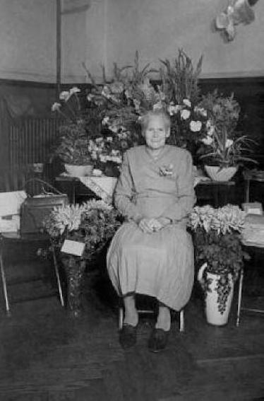 70 års fødselaren Sigridur Festen blev afholdt i mødesalen (Kostalden) Lægeforeningens Boliger. Brumleby. År 1949.