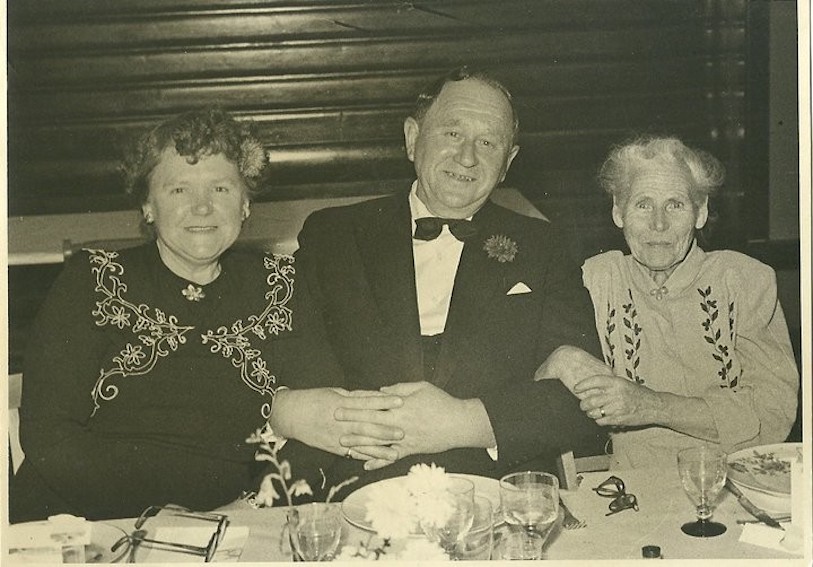 Fra mormors 70 års fødselsdag i mødesalen Lægeforeningens Boliger. Brumleby. Fra venstre Alma, Eduard Emil junr. og Fødselaren Sigridur.