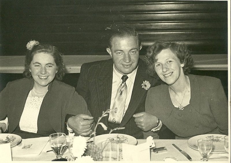 Fra mormors 70 års fødselsdag i mødesalen Lægeforeningens Boliger. Brumleby. Fra venstre Margit, Store Edmund og Bendte