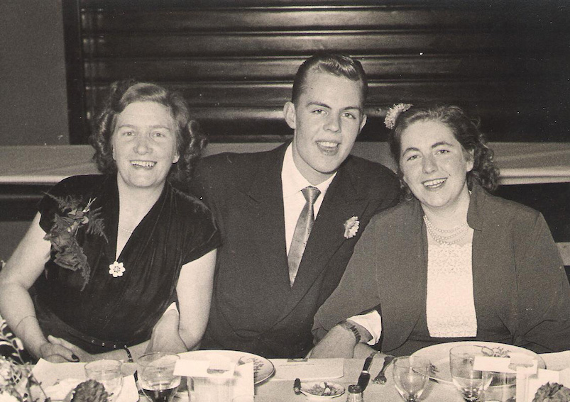 Fra mormors 70 års fødselsdag i mødesalen Lægeforeningens Boliger. Brumleby. Fra venstre Vita, Erling og Margit