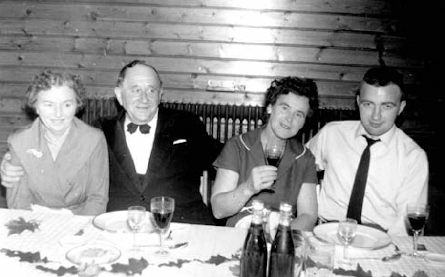 Fra mormors 70 års fødselsdag i mødesalen Lægeforeningens Boliger. Brumleby. Mie, Eduard Emil Jun., Ellen og Jørgen.