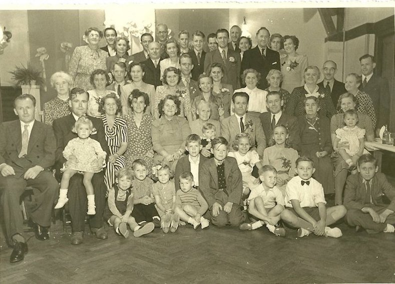 Gruppebillede fra mormors 70 års fødselsdag i mødesalen Lægeforeningens Boliger. Brumleby