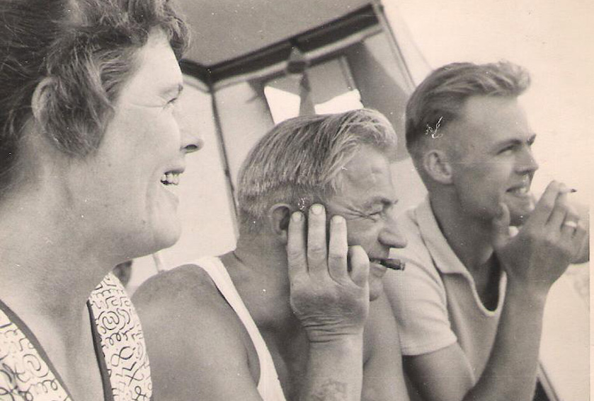 Anna, Edmund og Erling betragter noge sjovt eller spændende. År ca. 1950