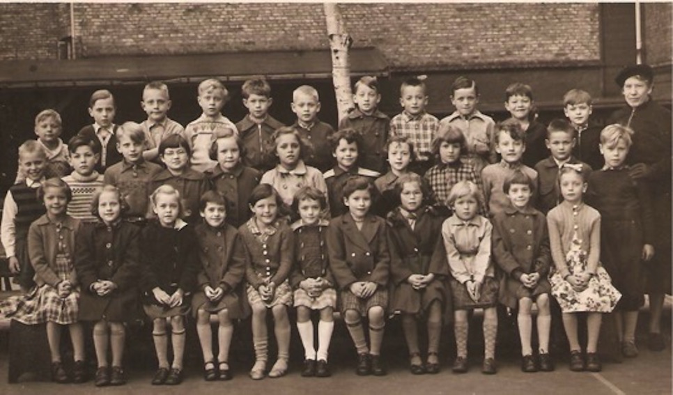 1. A fra Ryesgades Skole. Frk. Gormsen t.h. Erik Thorsfelt nr. 5 fra venstre. År 1953